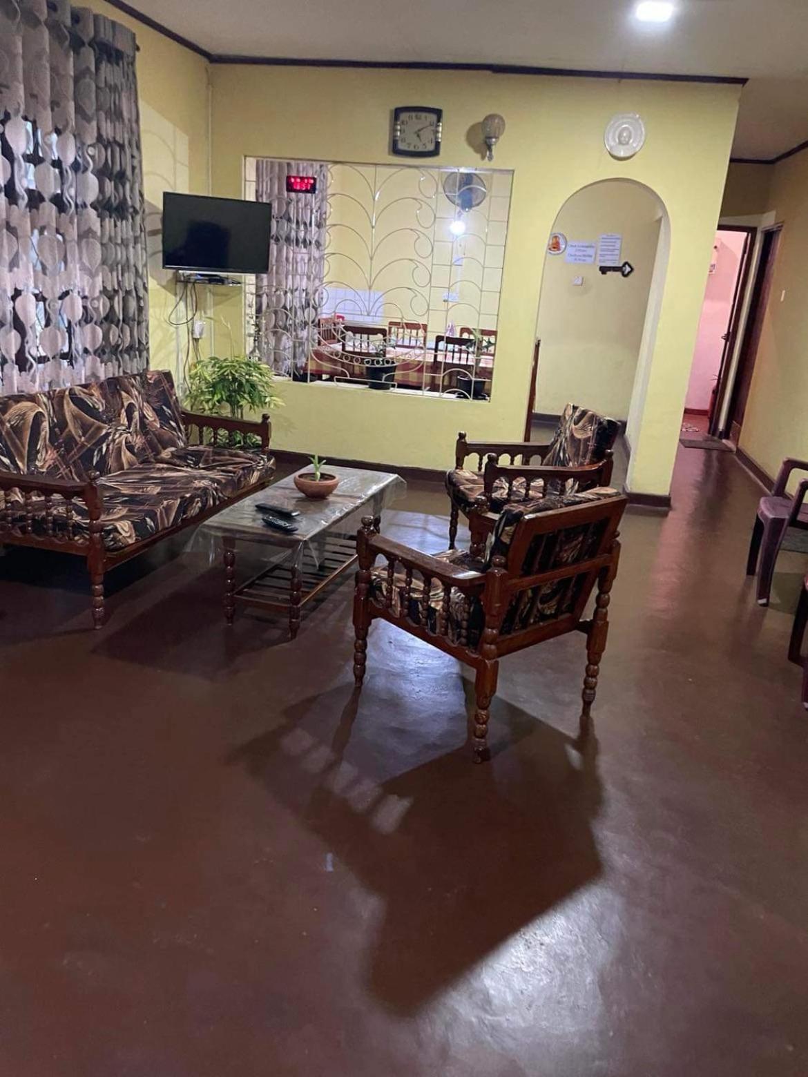 אנוראדפורה Olivia Homestay מראה חיצוני תמונה
