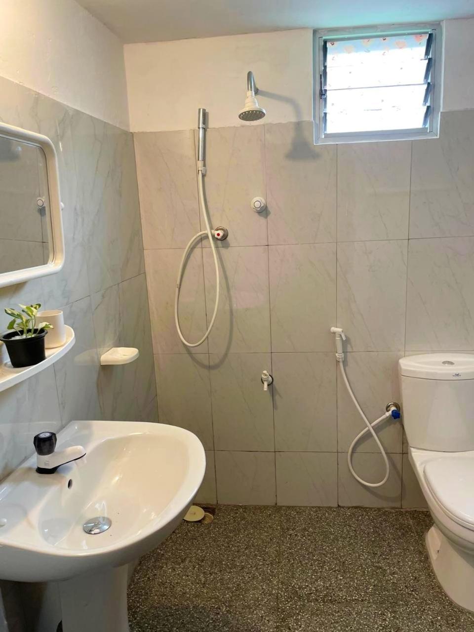 אנוראדפורה Olivia Homestay מראה חיצוני תמונה
