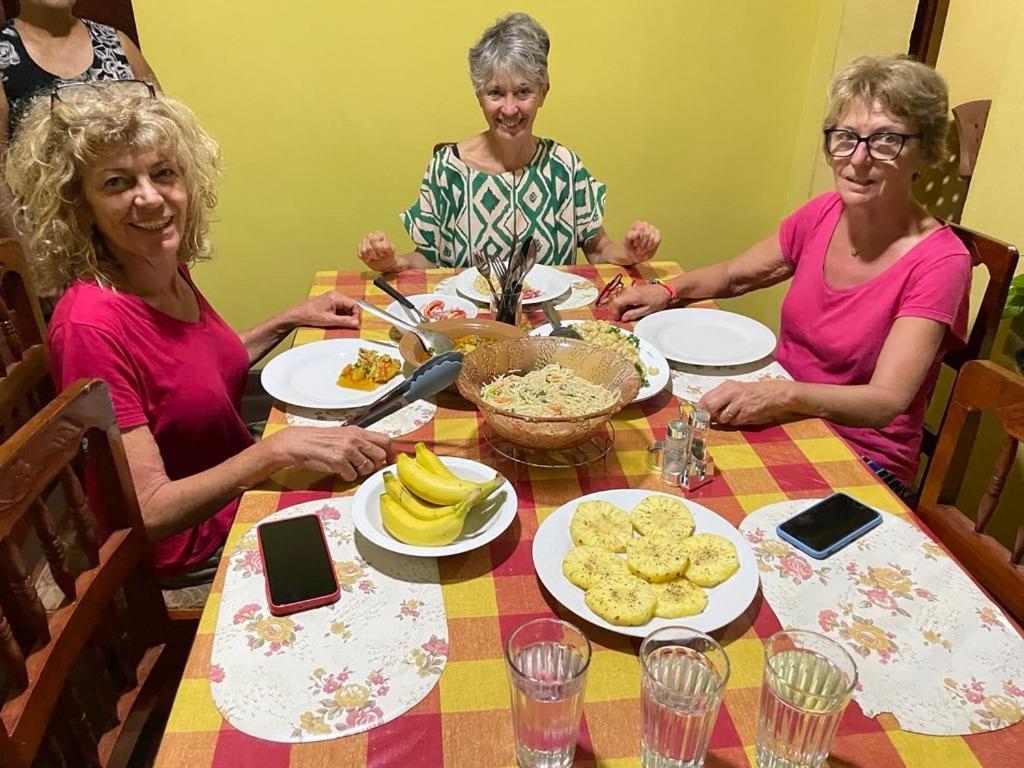 אנוראדפורה Olivia Homestay מראה חיצוני תמונה